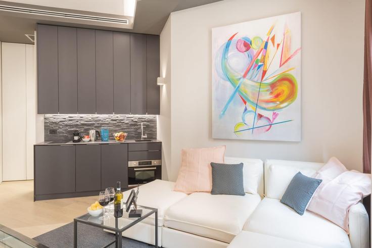 Elegant gestaltetes Wohnzimmer mit moderner Einrichtung in einer Wohnung im Building Via Cappellari - sweett - 1053571 - ITA in Milan, Milan Elegant gestaltetes Wohnzimmer mit moderner Einrichtung in einer Wohnung im Building Via Cappellari - sweett - 1053571 - ITA in Milan, Milan