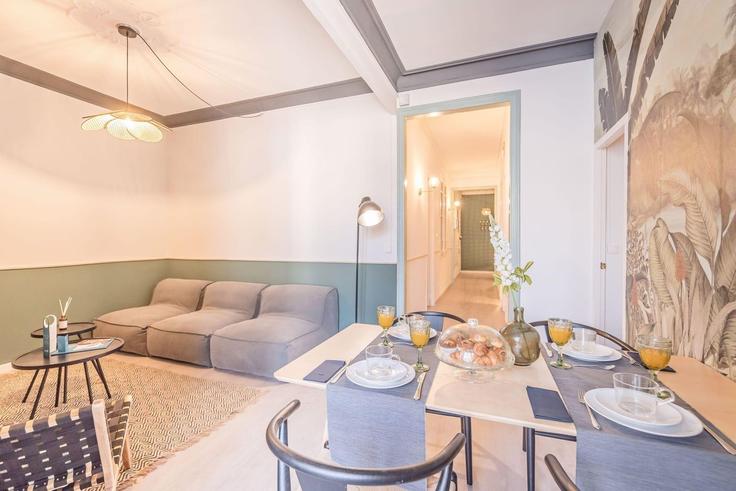Table de salle à manger avec chaises stylisées dans un appartement à Building Carrer de Rocafort - sweett - 1053562 - BCN dans Eixample, Barcelona