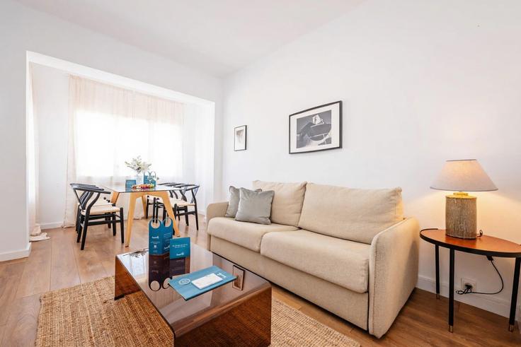 Elegant gestaltetes Wohnzimmer mit moderner Einrichtung in einer Wohnung im Building Carrer de Rocafort - sweett - 1053657 - BCN in Eixample, Barcelona
