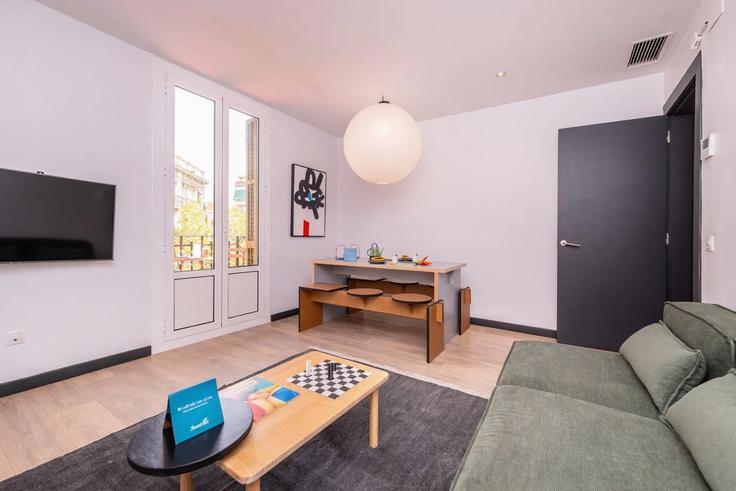 Sala de estar elegantemente projetada com móveis modernos em um apartamento no Building Carrer d'Aragó - sweett - 1053409 - BCN em Eixample, Barcelona