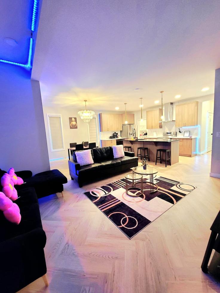 Edmonton EdmontonのBuilding 169 Street Southwest - swithome-properties - 1694974のアパートメントにある、モダンな家具を備えたエレガントなデザインのリビングルーム Edmonton EdmontonのBuilding 169 Street Southwest - swithome-properties - 1694974のアパートメントにある、モダンな家具を備えたエレガントなデザインのリビングルーム