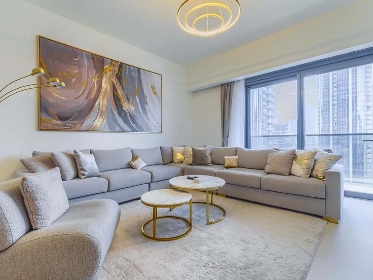 Building Sheikh Mohammed bin Rashid Boulevard - t-r-p-s-vacation-homes-rental-co-llc - 1297408 adresindeki bir dairede modern mobilyalarla zarif bir şekilde tasarlanmış oturma odası Downtown Dubai, Dubai