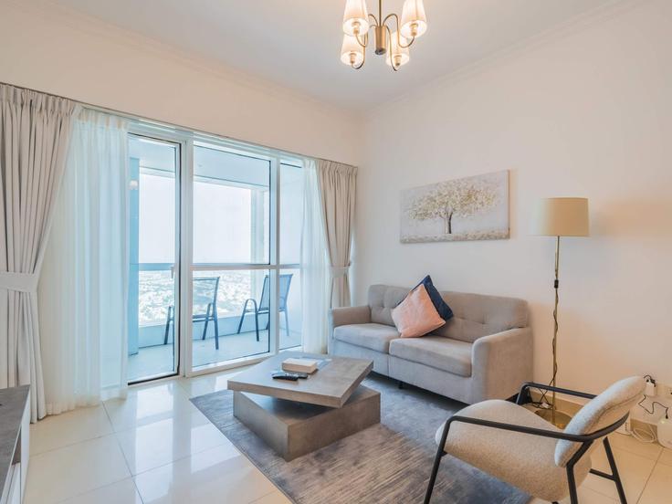 Elegant gestaltetes Wohnzimmer mit moderner Einrichtung in einer Wohnung im Building Tariaq Bedon Esm - t-r-p-s-vacation-homes-rental-co-llc - 1297415 in JLT, Dubai