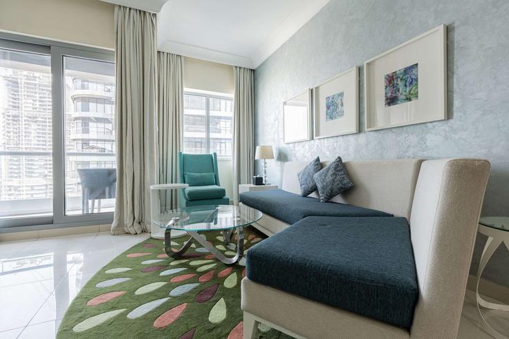 Salle de séjour élégante avec mobilier moderne dans un appartement à Building Tariaq Bedon Esm - t-r-p-s-vacation-homes-rental-co-llc - 1297374 à Downtown Dubai, Dubai Salle de séjour élégante avec mobilier moderne dans un appartement à Building Tariaq Bedon Esm - t-r-p-s-vacation-homes-rental-co-llc - 1297374 à Downtown Dubai, Dubai