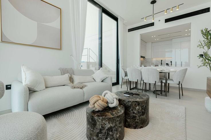 Jumeirah Village, Dubai에 위치한 Building Street 5 - t-r-p-s-vacation-homes-rental-co-llc - 1297397 아파트의 세련된 인테리어가 돋보이는 거실