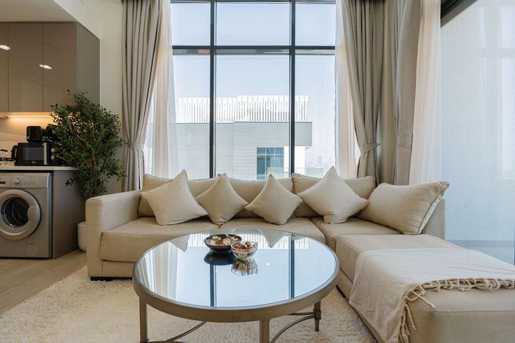 Nad Al Sheba, Dubai에 위치한 Building Tariaq Bedon Esm - t-r-p-s-vacation-homes-rental-co-llc - 1297382 아파트의 세련된 인테리어가 돋보이는 거실 Nad Al Sheba, Dubai에 위치한 Building Tariaq Bedon Esm - t-r-p-s-vacation-homes-rental-co-llc - 1297382 아파트의 세련된 인테리어가 돋보이는 거실