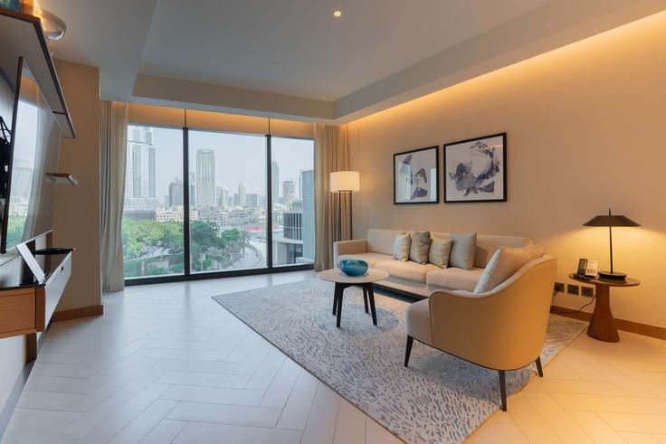Downtown Dubai, Dubai에 위치한 Building Tariaq Bedon Esm - t-r-p-s-vacation-homes-rental-co-llc - 1297395 아파트의 세련된 인테리어가 돋보이는 거실 Downtown Dubai, Dubai에 위치한 Building Tariaq Bedon Esm - t-r-p-s-vacation-homes-rental-co-llc - 1297395 아파트의 세련된 인테리어가 돋보이는 거실