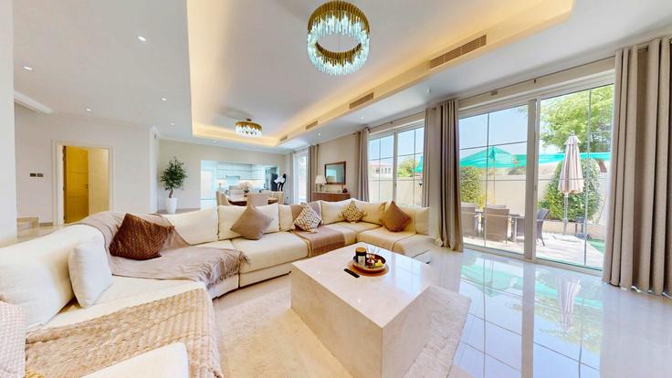 Elegante sala de estar con mobiliario moderno en un apartamento en Building Tariaq Bedon Esm - t-r-p-s-vacation-homes-rental-co-llc - 1297487 en Jumeirah Golf Estates, Dubai Elegante sala de estar con mobiliario moderno en un apartamento en Building Tariaq Bedon Esm - t-r-p-s-vacation-homes-rental-co-llc - 1297487 en Jumeirah Golf Estates, Dubai