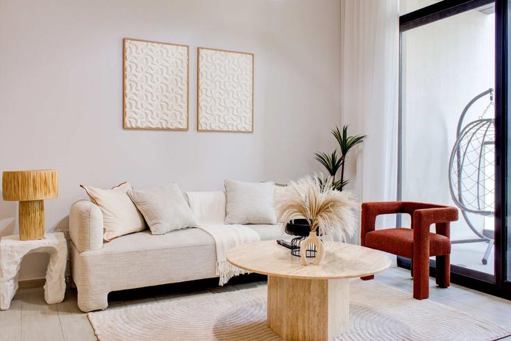 Dubai Nad Al ShebaのBuilding Tariaq Bedon Esm - t-r-p-s-vacation-homes-rental-co-llc - 1297483のアパートメントにある、モダンな家具を備えたエレガントなデザインのリビングルーム Dubai Nad Al ShebaのBuilding Tariaq Bedon Esm - t-r-p-s-vacation-homes-rental-co-llc - 1297483のアパートメントにある、モダンな家具を備えたエレガントなデザインのリビングルーム