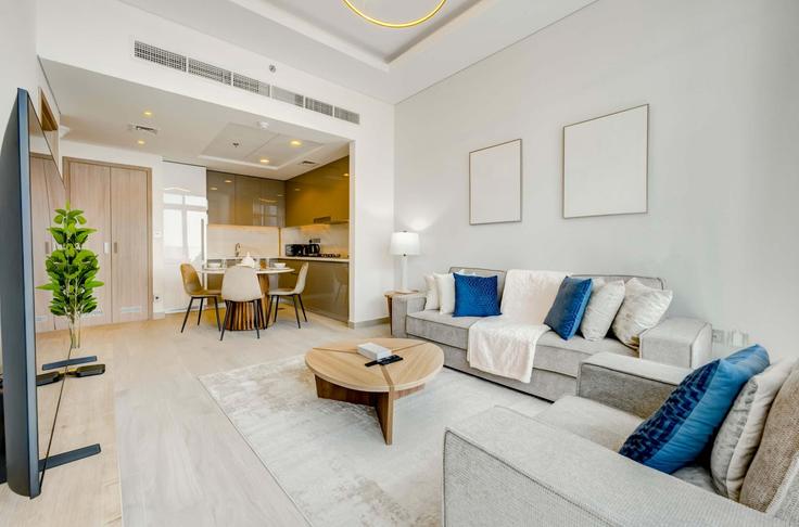 Sala de estar elegantemente projetada com móveis modernos em um apartamento no Building Tariaq Bedon Esm - t-r-p-s-vacation-homes-rental-co-llc - 1297372 em Al Jaddaf, Dubai