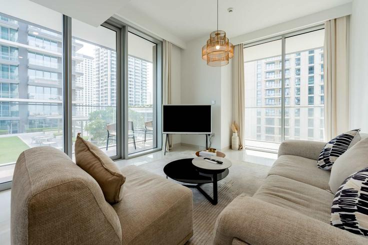 Building Tariaq Bedon Esm - t-r-p-s-vacation-homes-rental-co-llc - 1297404 adresindeki bir dairede modern mobilyalarla zarif bir şekilde tasarlanmış oturma odası The Palm Jumeirah, Dubai