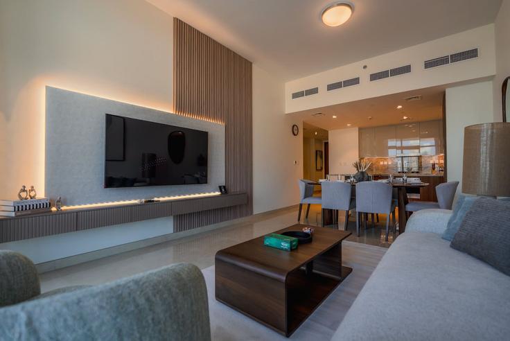 Sala de estar elegantemente projetada com móveis modernos em um apartamento no Building Burj Khalifa Boulevard - t-r-p-s-vacation-homes-rental-co-llc - 1319969 em Downtown Dubai, Dubai Sala de estar elegantemente projetada com móveis modernos em um apartamento no Building Burj Khalifa Boulevard - t-r-p-s-vacation-homes-rental-co-llc - 1319969 em Downtown Dubai, Dubai