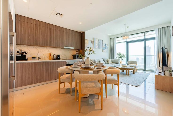 Elegant gestaltetes Wohnzimmer mit moderner Einrichtung in einer Wohnung im Building Tariaq Bedon Esm - t-r-p-s-vacation-homes-rental-co-llc - 1319968 in The Palm Jumeirah, Dubai