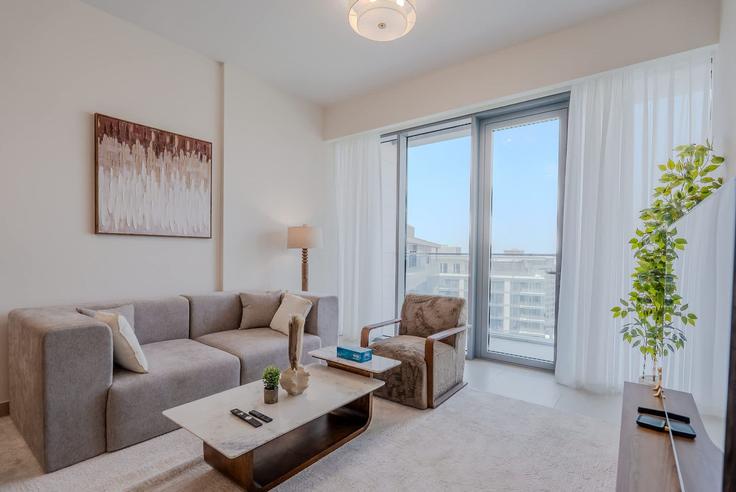 Dubai Al SafaのBuilding 55th Street - t-r-p-s-vacation-homes-rental-co-llc - 1324874のアパートメントにある、モダンな家具を備えたエレガントなデザインのリビングルーム Dubai Al SafaのBuilding 55th Street - t-r-p-s-vacation-homes-rental-co-llc - 1324874のアパートメントにある、モダンな家具を備えたエレガントなデザインのリビングルーム