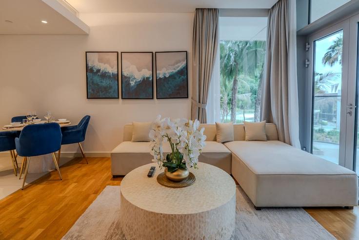 Salle de séjour élégante avec mobilier moderne dans un appartement à Building Tariaq Bedon Esm - t-r-p-s-vacation-homes-rental-co-llc - 1324872 à Bluewaters Island, Dubai