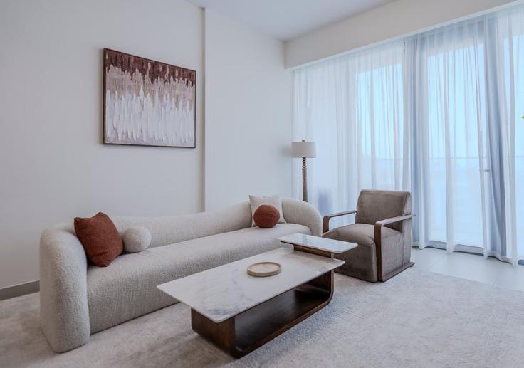 Elegant gestaltetes Wohnzimmer mit moderner Einrichtung in einer Wohnung im Building 55th Street - t-r-p-s-vacation-homes-rental-co-llc - 1324874 in Al Safa, Dubai