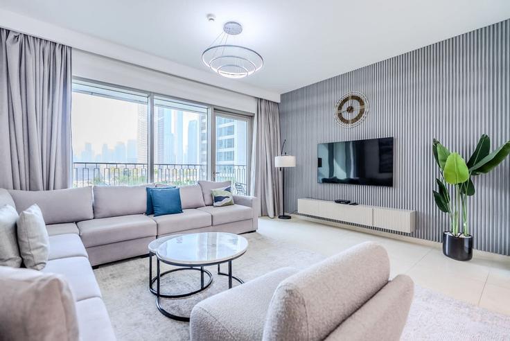 Sala de estar elegantemente projetada com móveis modernos em um apartamento no Building Tariaq Bedon Esm - t-r-p-s-vacation-homes-rental-co-llc - 1297417 em Za'abeel, Dubai