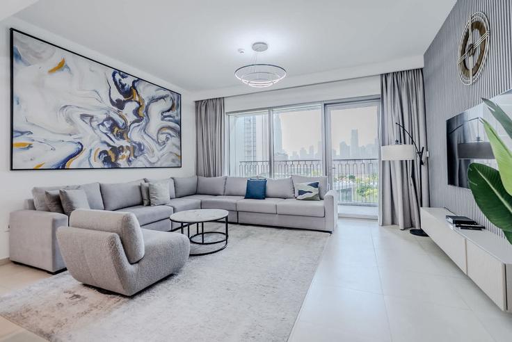 Salle de séjour élégante avec mobilier moderne dans un appartement à Building Tariaq Bedon Esm - t-r-p-s-vacation-homes-rental-co-llc - 1297417 à Za'abeel, Dubai