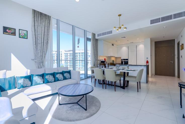 Elegant gestaltetes Wohnzimmer mit moderner Einrichtung in einer Wohnung im Building Tariaq Bedon Esm - t-r-p-s-vacation-homes-rental-co-llc - 1391284 in Al Merkadh, Dubai