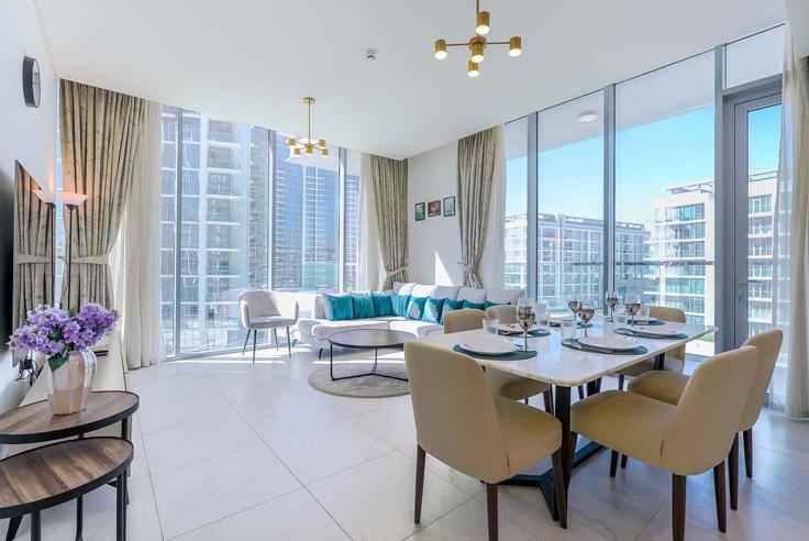 Sala de estar elegantemente projetada com móveis modernos em um apartamento no Building Tariaq Bedon Esm - t-r-p-s-vacation-homes-rental-co-llc - 1391284 em Al Merkadh, Dubai Sala de estar elegantemente projetada com móveis modernos em um apartamento no Building Tariaq Bedon Esm - t-r-p-s-vacation-homes-rental-co-llc - 1391284 em Al Merkadh, Dubai