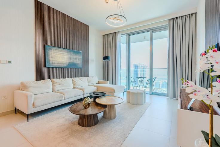 Elegant gestaltetes Wohnzimmer mit moderner Einrichtung in einer Wohnung im Building Tariaq Bedon Esm - t-r-p-s-vacation-homes-rental-co-llc - 1391279 in Al Kheeran First, Dubai
