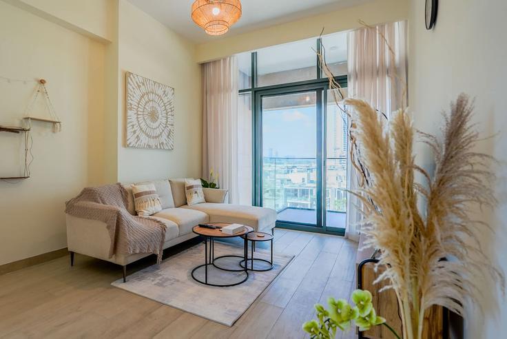 Salle de séjour élégante avec mobilier moderne dans un appartement à Building Tariaq Bedon Esm - t-r-p-s-vacation-homes-rental-co-llc - 1437618 à Nad Al Sheba, Dubai Salle de séjour élégante avec mobilier moderne dans un appartement à Building Tariaq Bedon Esm - t-r-p-s-vacation-homes-rental-co-llc - 1437618 à Nad Al Sheba, Dubai