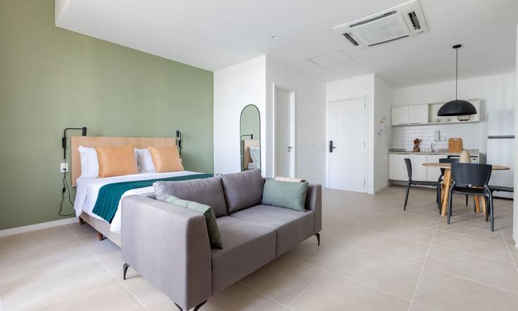Elegante sala de estar con mobiliario moderno en un apartamento en Building Praça Floriano - tabas - 1366879 en Centro, Rio de Janeiro Elegante sala de estar con mobiliario moderno en un apartamento en Building Praça Floriano - tabas - 1366879 en Centro, Rio de Janeiro
