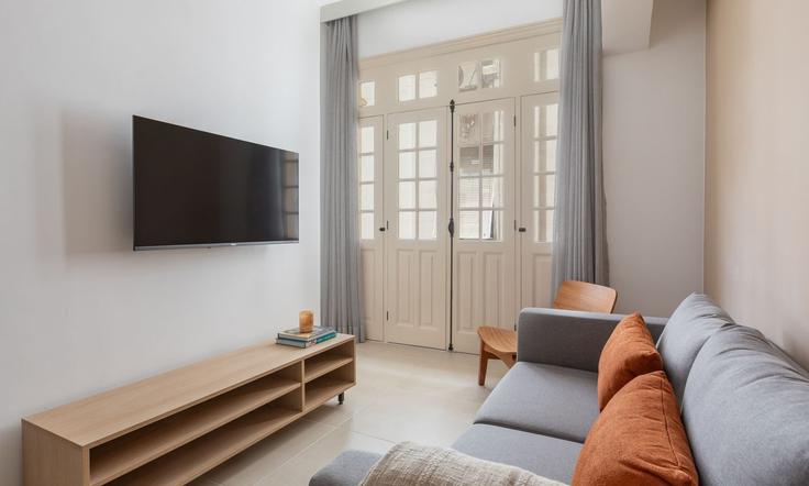 Elegante sala de estar con mobiliario moderno en un apartamento en Building Praça Floriano - tabas - 1384105 en Centro, Rio de Janeiro