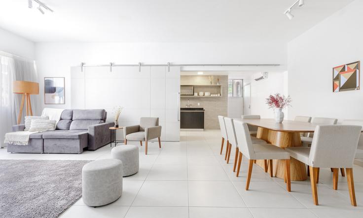 Sala de estar elegantemente projetada com móveis modernos em um apartamento no Building Rua Santa Clara - tabas - 378503 - RIO em Copacabana, Rio de Janeiro Sala de estar elegantemente projetada com móveis modernos em um apartamento no Building Rua Santa Clara - tabas - 378503 - RIO em Copacabana, Rio de Janeiro