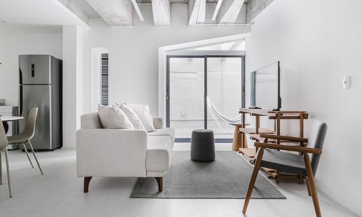 Elegant gestaltetes Wohnzimmer mit moderner Einrichtung in einer Wohnung im Building Alameda Joaquim Eugênio de Lima - tabas - 1029670 - SAO in Morro dos Ingleses, São Paulo