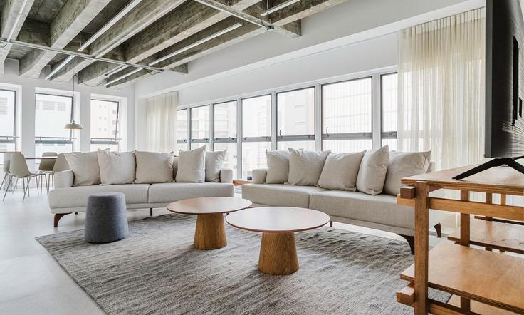 Elegant gestaltetes Wohnzimmer mit moderner Einrichtung in einer Wohnung im Building Alameda Joaquim Eugênio de Lima - tabas - 1029752 - SAO in Morro dos Ingleses, São Paulo