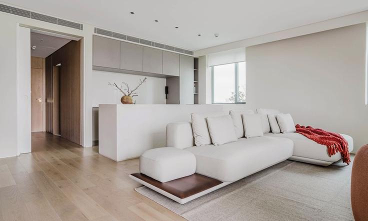 Elegante sala de estar con mobiliario moderno en un apartamento en Building Av. Aruanã - tabas - 1047380 - SAO en Vila Sao Francisco (Zona Sul), São Paulo