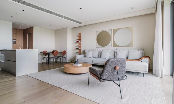 Elegant gestaltetes Wohnzimmer mit moderner Einrichtung in einer Wohnung im Building Av. Aruanã - tabas - 1047427 - SAO in Vila Sao Francisco (Zona Sul), São Paulo Elegant gestaltetes Wohnzimmer mit moderner Einrichtung in einer Wohnung im Building Av. Aruanã - tabas - 1047427 - SAO in Vila Sao Francisco (Zona Sul), São Paulo