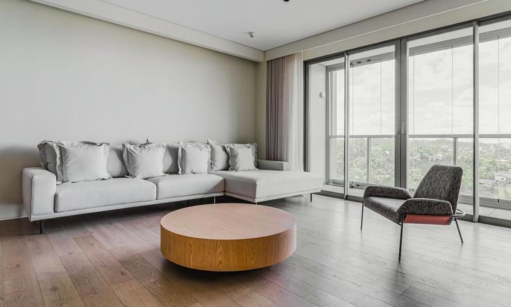 Elegante sala de estar con mobiliario moderno en un apartamento en Building Av. Aruanã - tabas - 1047459 - SAO en Vila Sao Francisco (Zona Sul), São Paulo Elegante sala de estar con mobiliario moderno en un apartamento en Building Av. Aruanã - tabas - 1047459 - SAO en Vila Sao Francisco (Zona Sul), São Paulo