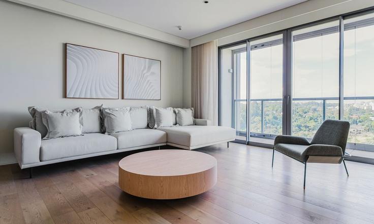 Elegante sala de estar con mobiliario moderno en un apartamento en Building Av. Aruanã - tabas - 1047376 - SAO en Vila Sao Francisco (Zona Sul), São Paulo Elegante sala de estar con mobiliario moderno en un apartamento en Building Av. Aruanã - tabas - 1047376 - SAO en Vila Sao Francisco (Zona Sul), São Paulo