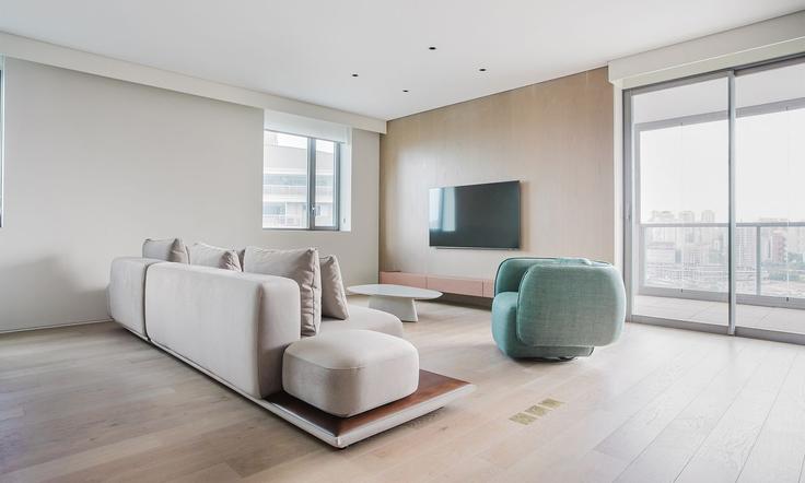 Elegant gestaltetes Wohnzimmer mit moderner Einrichtung in einer Wohnung im Building Av. Aruanã - tabas - 1047441 - SAO in Vila Sao Francisco (Zona Sul), São Paulo Elegant gestaltetes Wohnzimmer mit moderner Einrichtung in einer Wohnung im Building Av. Aruanã - tabas - 1047441 - SAO in Vila Sao Francisco (Zona Sul), São Paulo