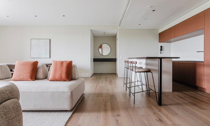 Elegante sala de estar con mobiliario moderno en un apartamento en Building Av. Aruanã - tabas - 1047453 - SAO en Vila Sao Francisco (Zona Sul), São Paulo Elegante sala de estar con mobiliario moderno en un apartamento en Building Av. Aruanã - tabas - 1047453 - SAO en Vila Sao Francisco (Zona Sul), São Paulo