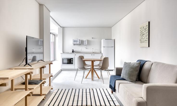 Elegante sala de estar con mobiliario moderno en un apartamento en Building Rua Rego Freitas - tabas - 377970 - SAO en Vila Buarque, São Paulo