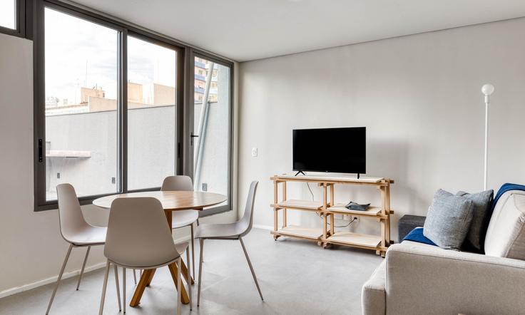 Elegante sala de estar con mobiliario moderno en un apartamento en Building Rua Rego Freitas - tabas - 377949 - SAO en Vila Buarque, São Paulo