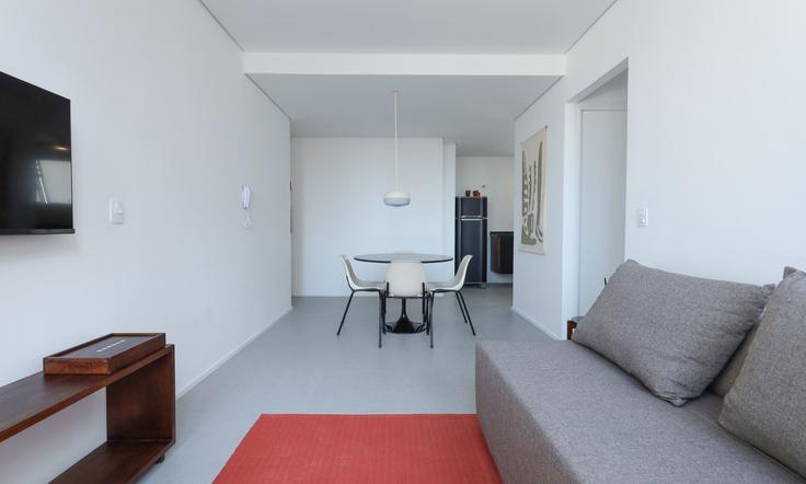 Sala de estar elegantemente projetada com móveis modernos em um apartamento no Building Rua Bento Freitas - tabas - 392516 - SAO em Vila Buarque, São Paulo