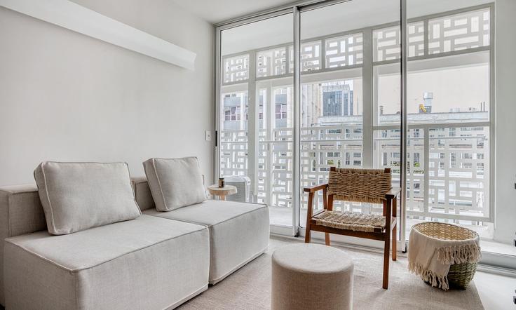 Elegant gestaltetes Wohnzimmer mit moderner Einrichtung in einer Wohnung im Building Rua Araújo - tabas - 405501 - SAO in República, São Paulo