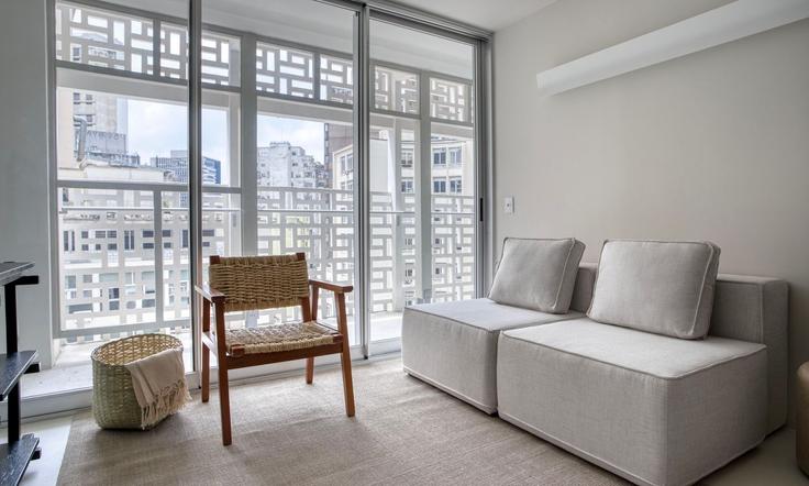 Elegant gestaltetes Wohnzimmer mit moderner Einrichtung in einer Wohnung im Building Rua Araújo - tabas - 408023 - SAO in República, São Paulo