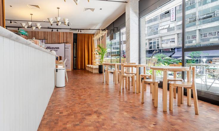 Mesa de comedor con elegantes sillas en un apartamento en Building Rua Araújo - tabas - 408231 - SAO en República, São Paulo Mesa de comedor con elegantes sillas en un apartamento en Building Rua Araújo - tabas - 408231 - SAO en República, São Paulo