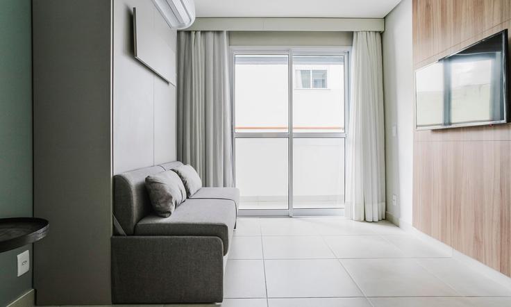 Elegant gestaltetes Wohnzimmer mit moderner Einrichtung in einer Wohnung im Building Rua Aurora - tabas - 1047619 - SAO in República, São Paulo