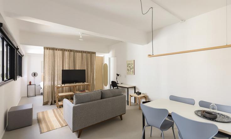 Sala de estar elegantemente projetada com móveis modernos em um apartamento no Building Rua Rego Freitas - tabas - 376363 - SAO em Vila Buarque, São Paulo