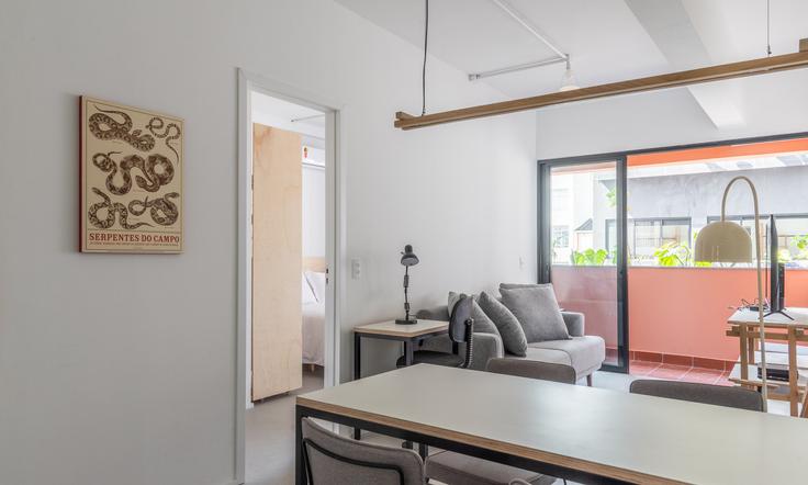 Sala de estar elegantemente projetada com móveis modernos em um apartamento no Building Rua Rego Freitas - tabas - 376316 - SAO em Vila Buarque, São Paulo Sala de estar elegantemente projetada com móveis modernos em um apartamento no Building Rua Rego Freitas - tabas - 376316 - SAO em Vila Buarque, São Paulo