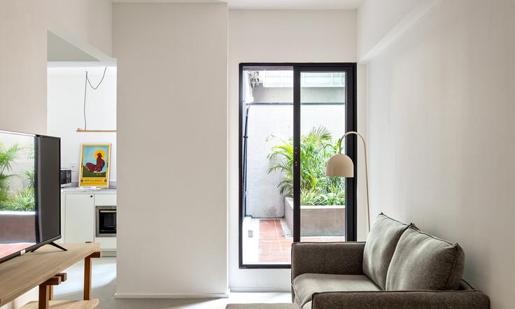 Elegante sala de estar con mobiliario moderno en un apartamento en Building Rua Rego Freitas - tabas - 376381 - SAO en Vila Buarque, São Paulo