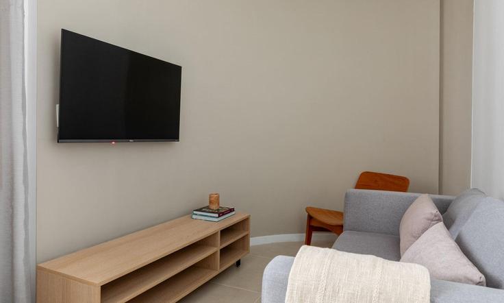 Sala de estar elegantemente projetada com móveis modernos em um apartamento no Building Praça Floriano - tabas - 1366840 em Centro, Rio de Janeiro Sala de estar elegantemente projetada com móveis modernos em um apartamento no Building Praça Floriano - tabas - 1366840 em Centro, Rio de Janeiro