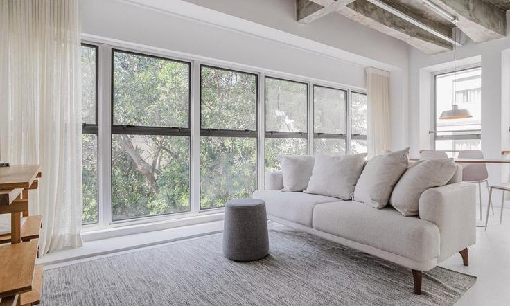 Elegante sala de estar con mobiliario moderno en un apartamento en Building Alameda Joaquim Eugênio de Lima - tabas - 1047652 - SAO en Morro dos Ingleses, São Paulo