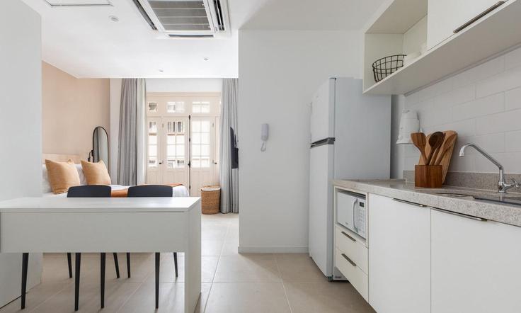 Cozinha funcional e elegante com equipamentos de última geração em apartamento de alto padrão no Building Praça Floriano - tabas - 1366851 em Centro, Rio de Janeiro Cozinha funcional e elegante com equipamentos de última geração em apartamento de alto padrão no Building Praça Floriano - tabas - 1366851 em Centro, Rio de Janeiro